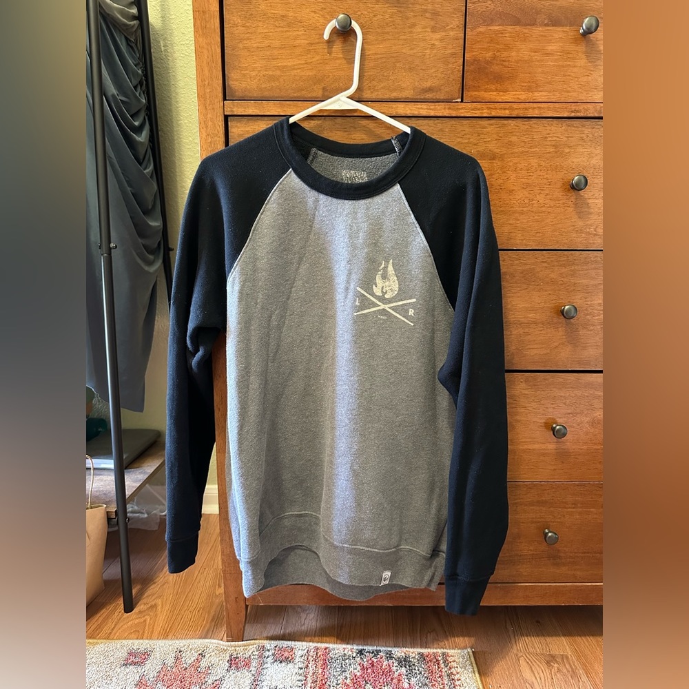 Lot Riot Black/Grey Raglan Crewneck Sweater (Large)
